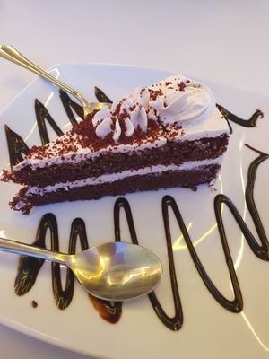 Red velvet cake at Freedom Cakes Bakery in Madrid