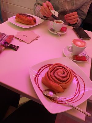 Cinnamon roll and pain au chocolat at Freedom Cakes Bakery in Madrid