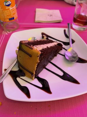 Tarta de Chocolate con Crema de cacahuate  at Freedom Cakes Bakery in Madrid