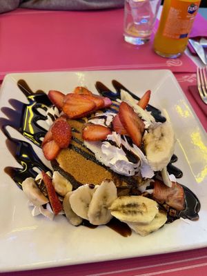 Pancakes con sirope de chocolate, fresas y plátanos   at Freedom Cakes Bakery in Madrid