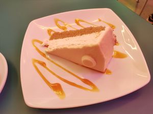 White chocolate cake at Freedom Cakes Bakery in Madrid