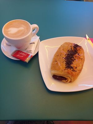 Café con leche y napolitana de chocolate at Freedom Cakes Bakery in Madrid