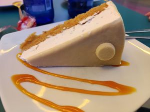 White chocolate cake at Freedom Cakes Bakery in Madrid