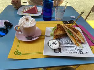 Mokaccino y veggie sandwich (pantera rosa cake detrás)  at Freedom Cakes Bakery in Madrid