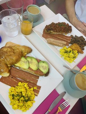 Brunch. English brunch and option 2 of the brunch menu   at Freedom Cakes Bakery in Madrid