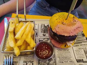 Gordon blue burger con patatas fritas at Freedom Cakes Bakery in Madrid