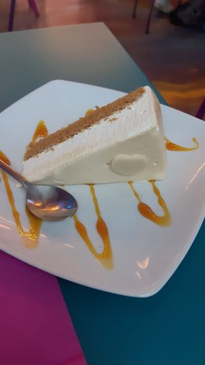 White chocolate cake at Freedom Cakes Bakery in Madrid