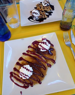 Tortitas con sirope at Freedom Cakes Bakery in Madrid