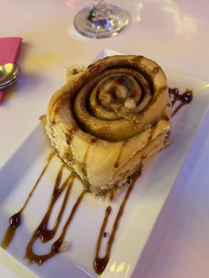 Cinnamon bun 😍  at Freedom Cakes Bakery in Madrid