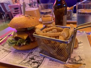 Hamburguesa de pollo  at Freedom Cakes Bakery in Madrid