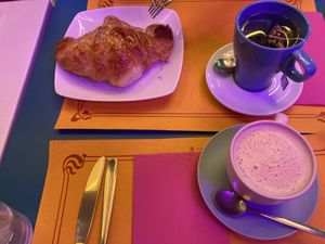 Croissant, Té verde genmaicha, y Chai Latte  at Freedom Cakes Bakery in Madrid