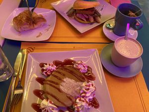 Croissant, bagel, pancakea nata y sirope fresa, té verde genmaicha, y chai latte  at Freedom Cakes Bakery in Madrid