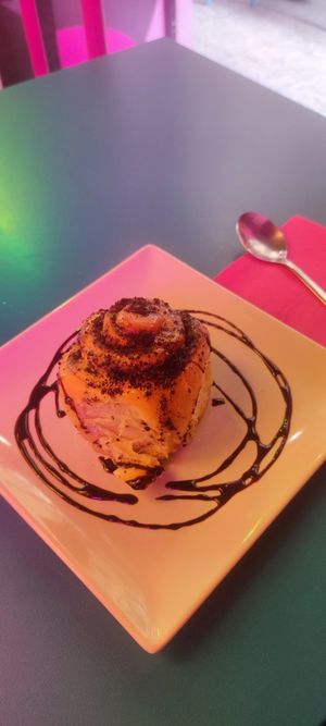 Oreo cinnamon bun - comes hot!!! yummy at Freedom Cakes Bakery in Madrid