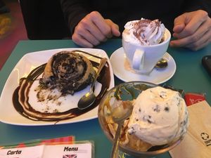 Mochaccino, Oreo Cinnamon roll, Ice Cream at Freedom Cakes Bakery in Madrid