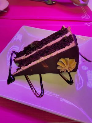 Peanut and choco cake at Freedom Cakes Bakery in Madrid