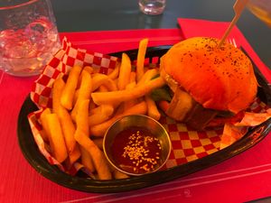 Hamburguesa con papas at Freedom Cakes Bakery in Madrid