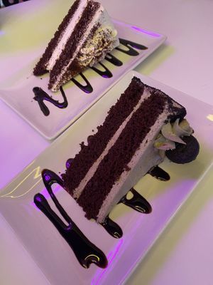 Oreo cake and red velvet cake  at Freedom Cakes Bakery in Madrid