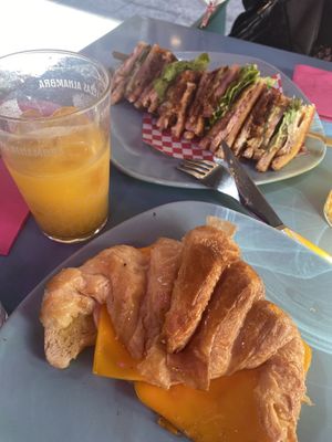Croissant relleno de jamón y queso a la plancha, sándwich club  at Freedom Cakes Bakery in Madrid