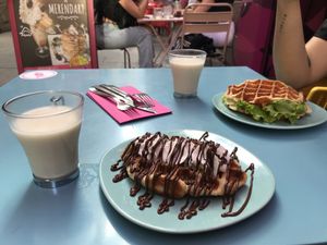 Orxatas (tamaño pequeno), croffle mixto de york e queixo, e croffle de nutella e nata  at Freedom Cakes Bakery in Madrid