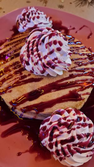 El mejor lugar para comer, merendar, cenar. . Lo mejor de todo sus amplios horarios #Veganuary at Freedom Cakes Bakery in Madrid