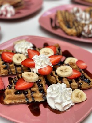 Waffles with strawberries and cream at Freedom Cakes Bakery in Madrid