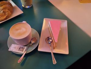 Café con leche vegetal y tarta de pantera rosa at Freedom Cakes Bakery in Madrid