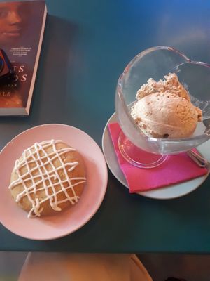 white chocolate cookie and biscoff ice cream at Freedom Cakes Bakery in Madrid