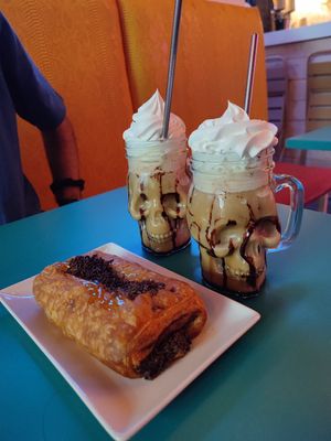 Napolitana y café con sirope de chocolate at Freedom Cakes Bakery in Madrid