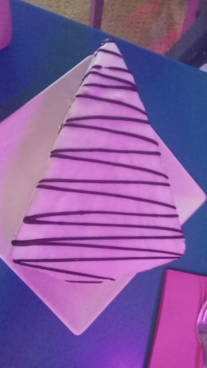 Triangulo de chocolate blanco at Freedom Cakes Bakery in Madrid