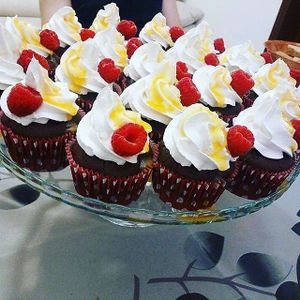 Chocolate, whiped cream and vanilla cupcakes 100% vegan
Cupcakes de chocolate con nata y sirope de vainilla 100% veganos at Freedom Cakes Bakery in Madrid