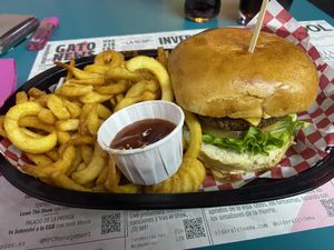 Heüra classic burger  at Freedom Cakes Bakery in Madrid