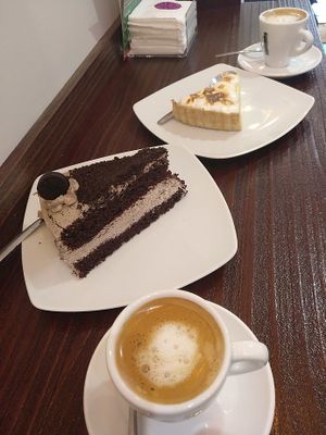 Oreo cake and lemon pie at Freedom Cakes Bakery in Madrid