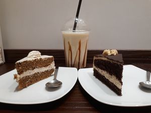 Batido de vainilla con tarta dulce de leche y peanutchoco at Freedom Cakes Bakery in Madrid