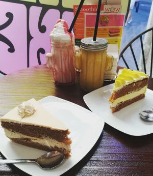 Cake portions and milkshakes at Freedom Cakes Bakery in Madrid