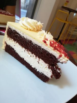 Red Velvet porción de tarta / piece of cake   at Freedom Cakes Bakery in Madrid
