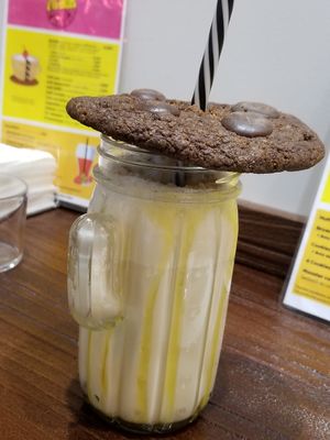 Vanilla milk shake and chocolate cookie at Freedom Cakes Bakery in Madrid