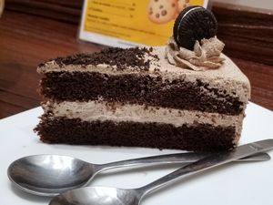 Oreo chocolate cake at Freedom Cakes Bakery in Madrid
