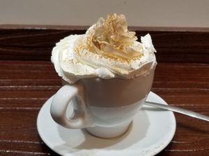 Cinnamon cappuccino at Freedom Cakes Bakery in Madrid
