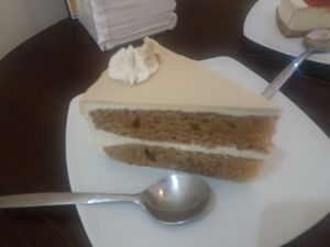 White chocolate cake at Freedom Cakes Bakery in Madrid