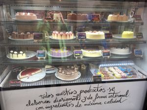 Window cake display  at Freedom Cakes Bakery in Madrid