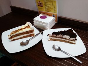 Carrot cake and tiramisu cake at Freedom Cakes Bakery in Madrid