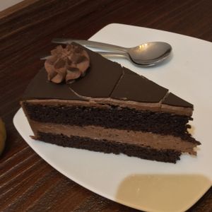 Chocolate truffle cake 💚 at Freedom Cakes Bakery in Madrid