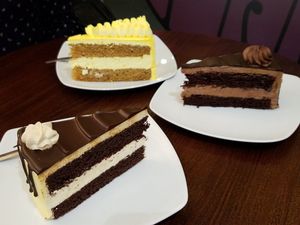 3 cakes to end the vegan tour at Freedom Cakes Bakery in Madrid