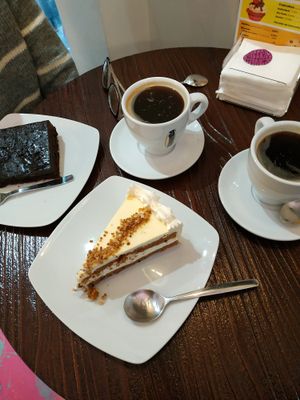 Brownie vegano y carrot cake at Freedom Cakes Bakery in Madrid