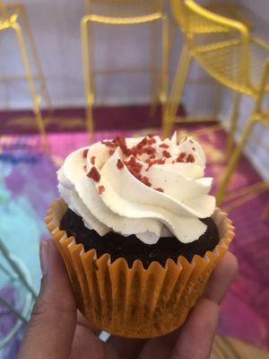 Red velvet cupcake at Freedom Cakes Bakery in Madrid