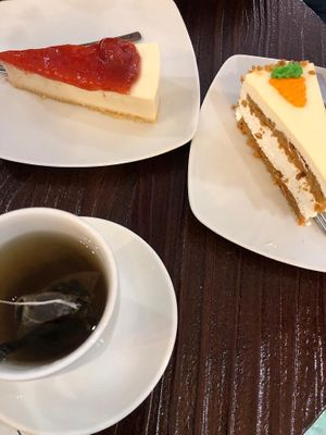 Cheesecake, carrot cake & black tea at Freedom Cakes Bakery in Madrid