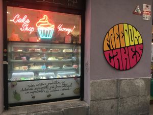 Shop window at Freedom Cakes Bakery in Madrid