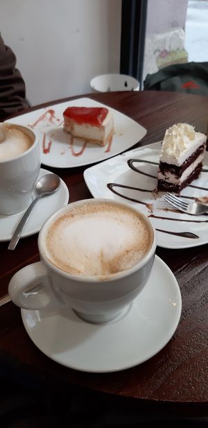 Café com leite, cheesecake e red velvet at Freedom Cakes Bakery in Madrid