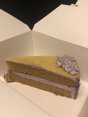 Bizcocho de maracuyá cubierto de una suave mousse de fruta de la pasión y decorado con drip de maracuyá at Freedom Cakes Bakery in Madrid