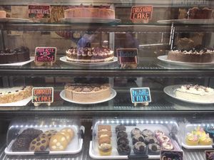 Difícil elección!  at Freedom Cakes Bakery in Madrid